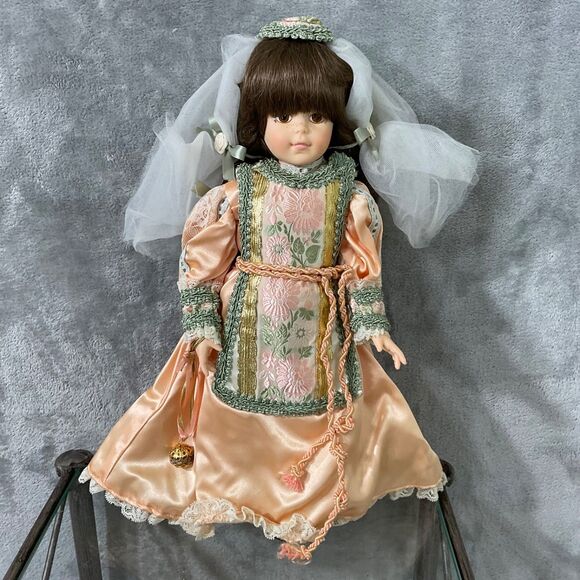 Robin Woods Camelot Series Adult Collector Dolls Lot of 2  NOT A TOY- TLC - Picture 8 of 11